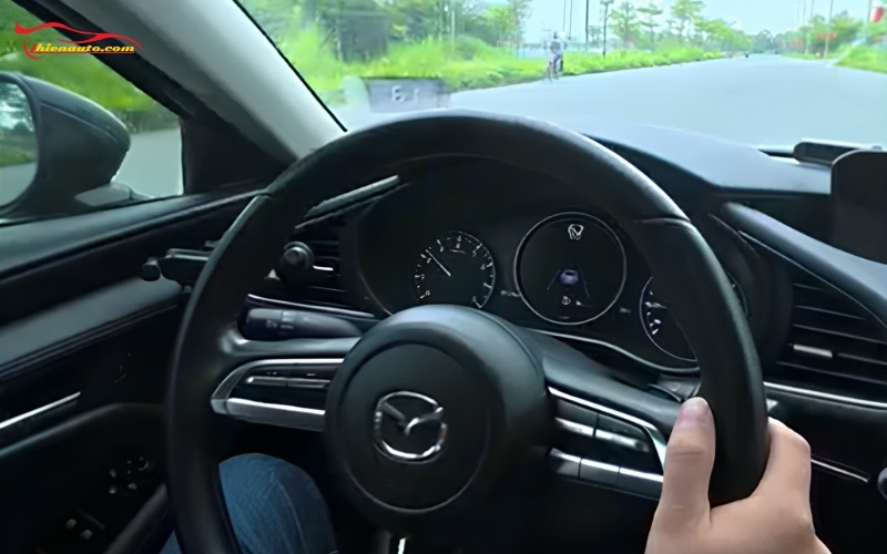 HUD Mazda 3 hiển thị kính lái