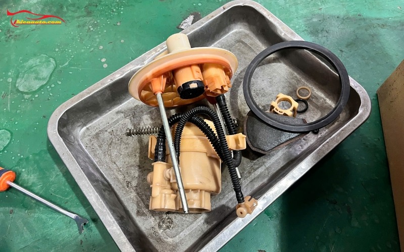 Lọc xăng ô tô bao lâu phải thay? Dấu hiệu nhận biết lọc xăng bị tắc Lọc xăng ô tô bao lâu phải thay? Dấu hiệu cần thay lọc xăng