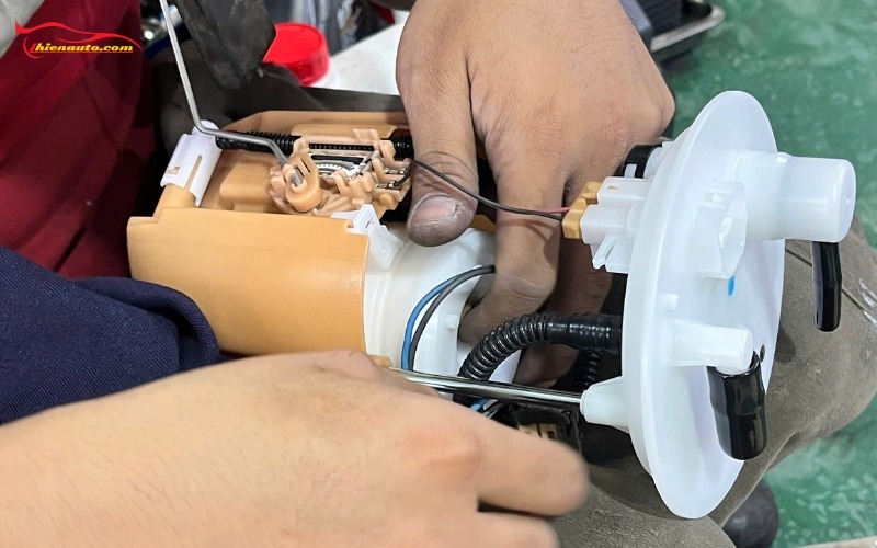 Lọc xăng ô tô bao lâu phải thay? Dấu hiệu nhận biết lọc xăng bị tắc Lọc xăng ô tô bao lâu phải thay? Nên thay sau 40.000 - 50.000 km hoặc sau 1,5 - 2 năm sử dụng nếu xe ít di chuyển