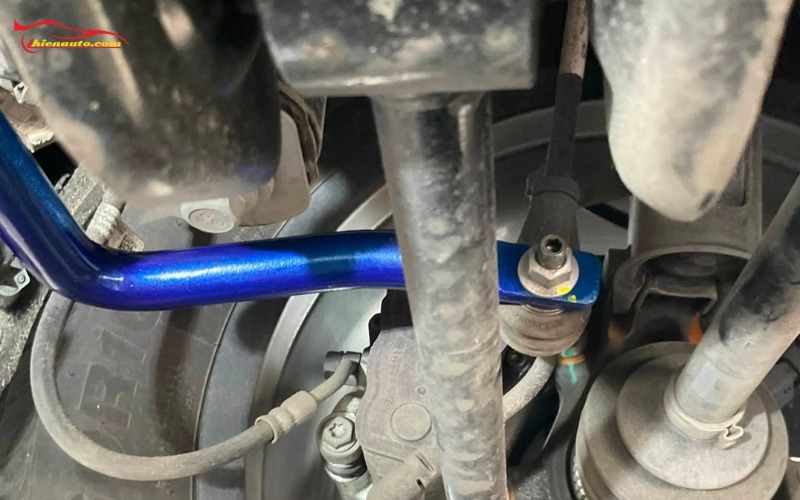 Thanh giằng cân bằng Geely EX2 Lắp thanh giằng cân bằng Geely EX2 thực tế dưới gầm xe