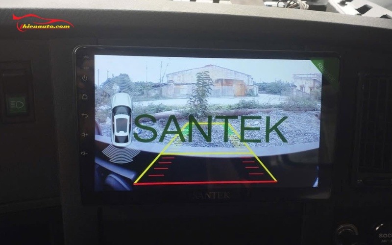 Hình ảnh thực tế lắp đặt màn hình Santek X620 tại Thiện Auto