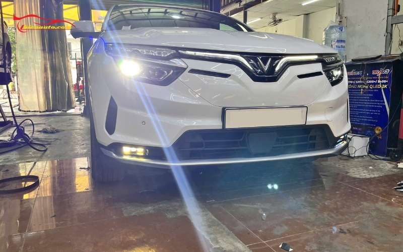 Vinfast VF8 Eco lắp Aozoom EX3 tăng chiếu sáng ban đêm Hình ảnh Vinfast VF8 Eco lắp Aozoom EX3 thực tế tại Thiện Auto