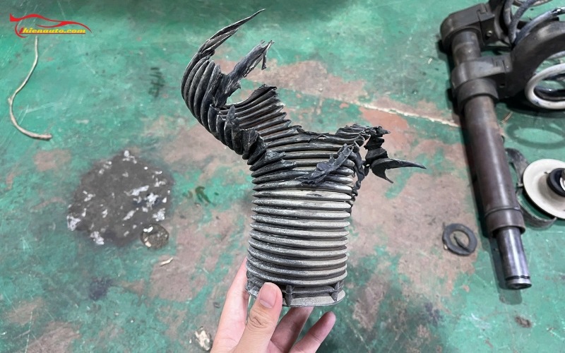 Giảm xóc ô tô bị chảy dầu có sao không? Dấu nguyên nguyên nhân và cách xử lý Chụp bụi phuộc/giảm xóc bị rách sau thời gian dài sử dụng
