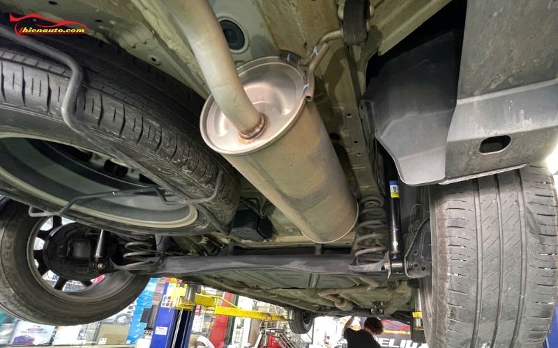 Giảm xóc ô tô bị chảy dầu có sao không? Dấu nguyên nguyên nhân và cách xử lý Chi phí kiểm tra và thay giảm xóc ô tô bị chảy dầu còn phụ thuộc vào dòng xe, hãng phuộc mà khách hàng lựa chọn