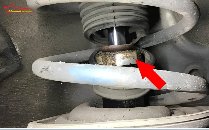 Giảm xóc ô tô bị chảy dầu có sao không? Dấu nguyên nguyên nhân và cách xử lý Hiện tượng phuộc/giảm xóc ô tô bị chảy dầu