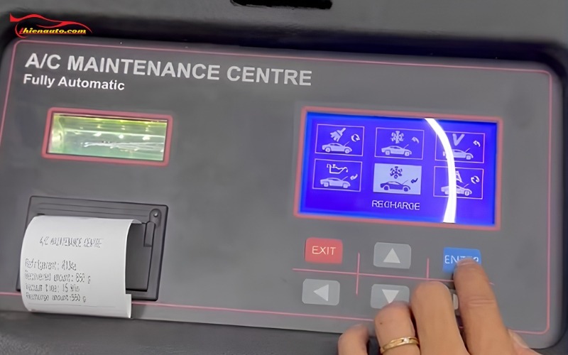 Nạp ga điều hòa ô tô bao nhiêu tiền? Cập nhật giá mới nhất 2026 Màn hình trên máy nạp gas điều hòa tự động Launch Value 500 plus