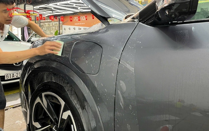 Dán PPF Vinfast VF9 có khả năng tự phục hồi vết xước nhỏ
