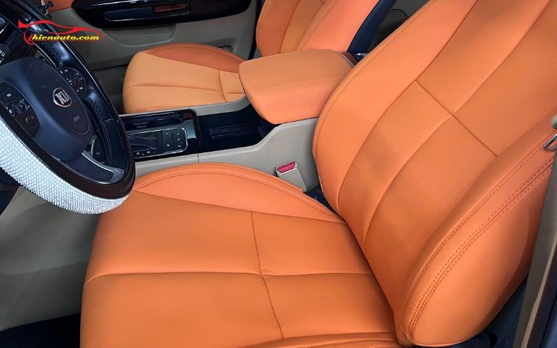 Mẫu ghế da ô tô màu cam trơn thêu họa tiết tại Thiện Auto