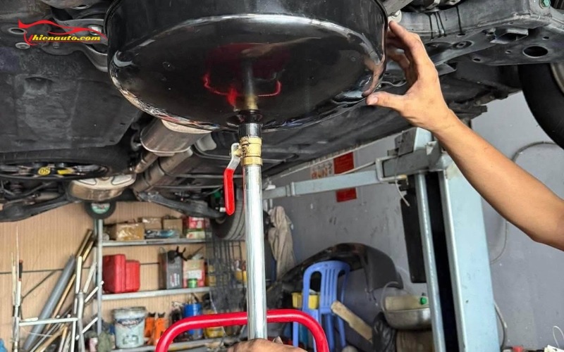 Thay nhớt Kia Sedona máy dầu bao nhiêu lít? Giải đáp chi tiết Thay nhớt Kia Sedona bao nhiêu lít phụ thuộc vào từng phiên bản động cơ