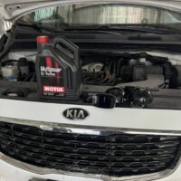 Thay nhớt Kia Sedona máy dầu bao nhiêu lít