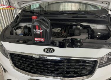 Thay nhớt Kia Sedona máy dầu bao nhiêu lít