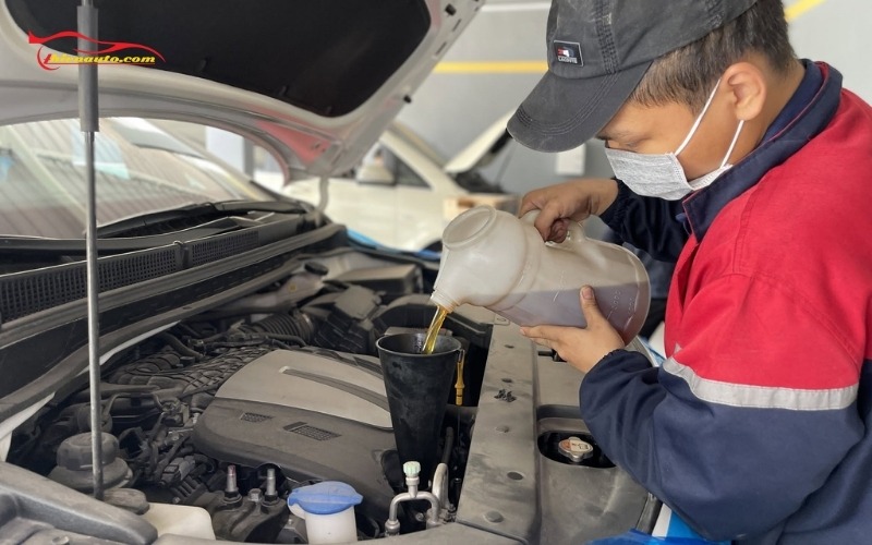 Thay nhớt Kia Sedona máy dầu bao nhiêu lít? Giải đáp chi tiết Thay nhớt Kia Sedona bao nhiêu lít phụ thuộc vào từng phiên bản động cơ