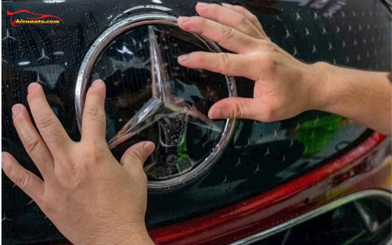 Dán phim PPF Mercedes các vị trí ngoại thất xe như logo