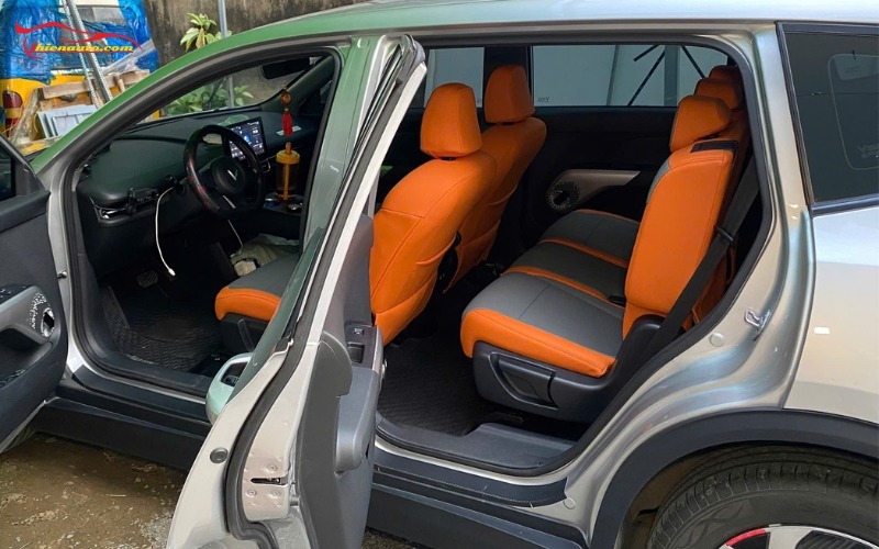 VinFast Limo Green may mẫu bọc ghế da màu xám ghi phối cùng tông màu cam