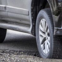 Xe bị nhao lái là hiện tượng xe không duy trì được hướng chạy thẳng ổn định mặt đường tương đối bằng phẳng mà có xu hướng kéo lẹch sang một bên