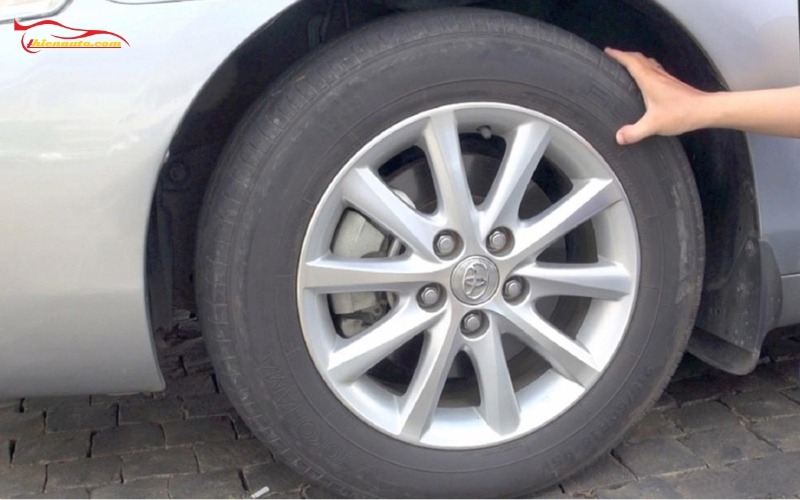 Nguyên nhân xe bị nhao lái: Lốp xe có thể bị mòn không đều