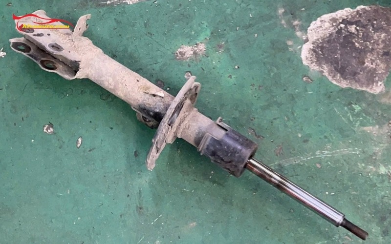 Phuộc ô tô bị cứng kèm kêu cót két và được thay thế tại Thiện Auto
