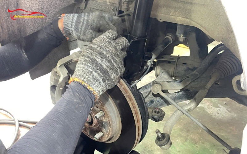 Giảm xóc ô tô bị cứng được sửa chữa tại Thiện Auto