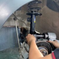 Giảm xóc ô tô bị cứng
