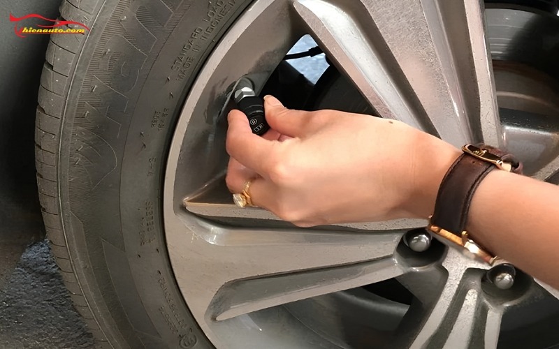 Cảm biến áp suất lốp gắn trong hay ngoài: Cảm biến áp suất lốp van ngoài cho ô tô 