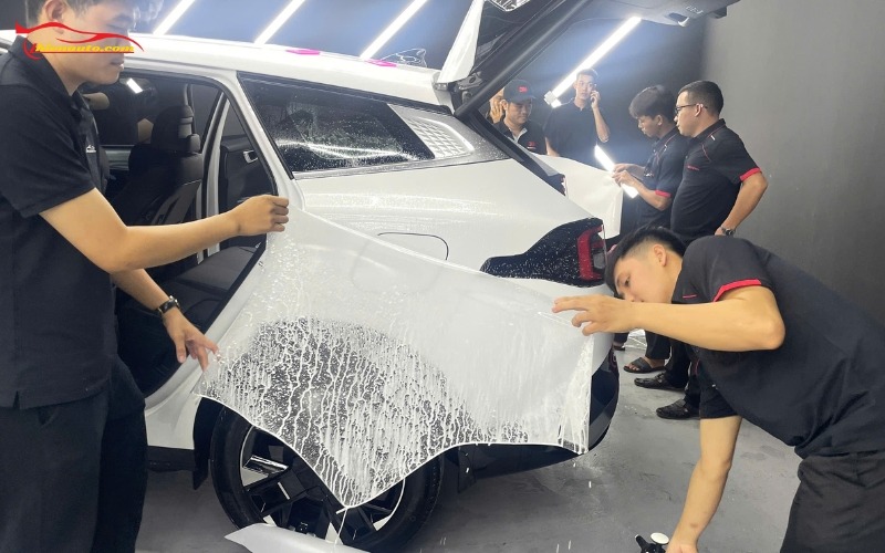 Dán PPF có làm giảm độ bóng sơn xe không: Thi công tại trung tâm chuyên nghiệp