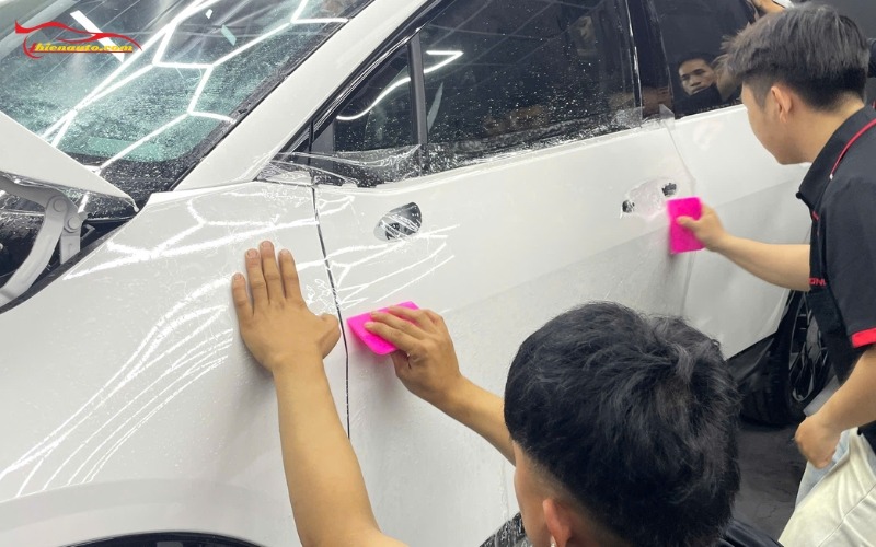 Dán PPF có làm giảm độ bóng sơn xe: PPF bóng có bề mặt trong suốt, tạo hiệu ứng phản chiếu ánh sáng