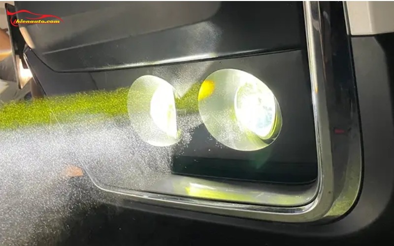 Đèn gầm phá sương còn gọi là đèn sương mù hệ thống đèn được bố trí ở vị trí thấp trên phần cản trước ô tô