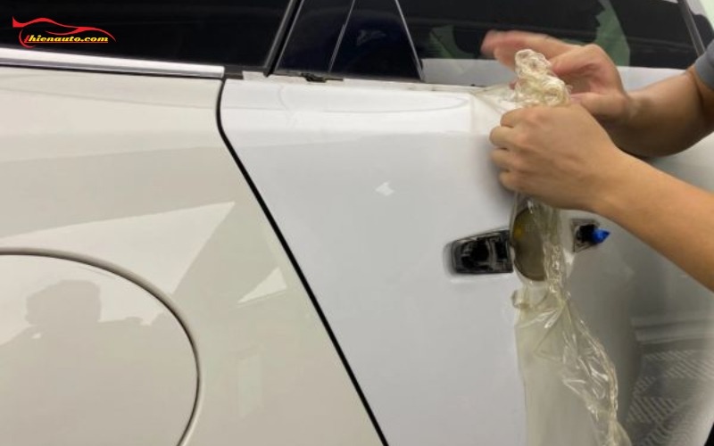 PPF chất lượng cao thường sử dụng lớp keo ổn định, khi tháo không gây ảnh hưởng đến sơn zin xe