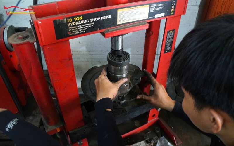 Thay bạc đạn Mitsubishi Xpander: Dấu hiệu và nguyên nhân hư hỏng Thay bạc đạn Mitsubishi Xpander: Sử dụng máy ép thủy lực để tháo lắp bạc đạn
