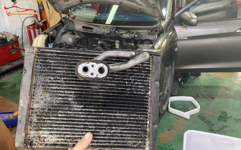 Suzuki Ertiga thay dàn lạnh mới, sau thời gian sử dụng dàn lạnh bị hao mòn, oxy hóa nhiều không thể phục hồi 