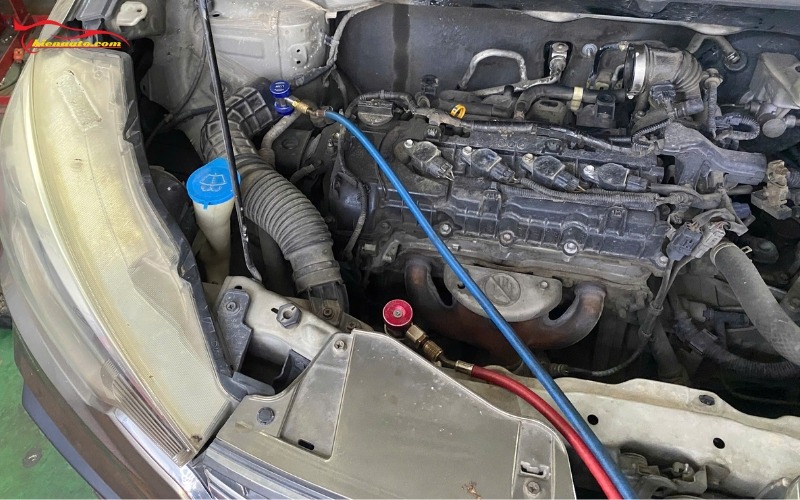 Quy trình thay dàn lạnh Suzuki Ertiga: Sau khi thay dàn lạnh, kỹ thuật viên cần nạp gas điều hòa và kiểm tra xem lại các mã lỗi nếu có 